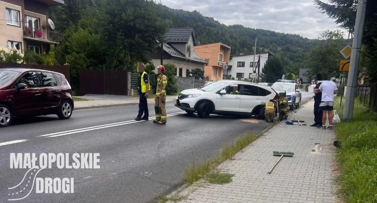(AKTUALIZACJA) Kolizja na ul. 3 Maja w Makowie Podhalańskim. Utrudnienia na DK28!