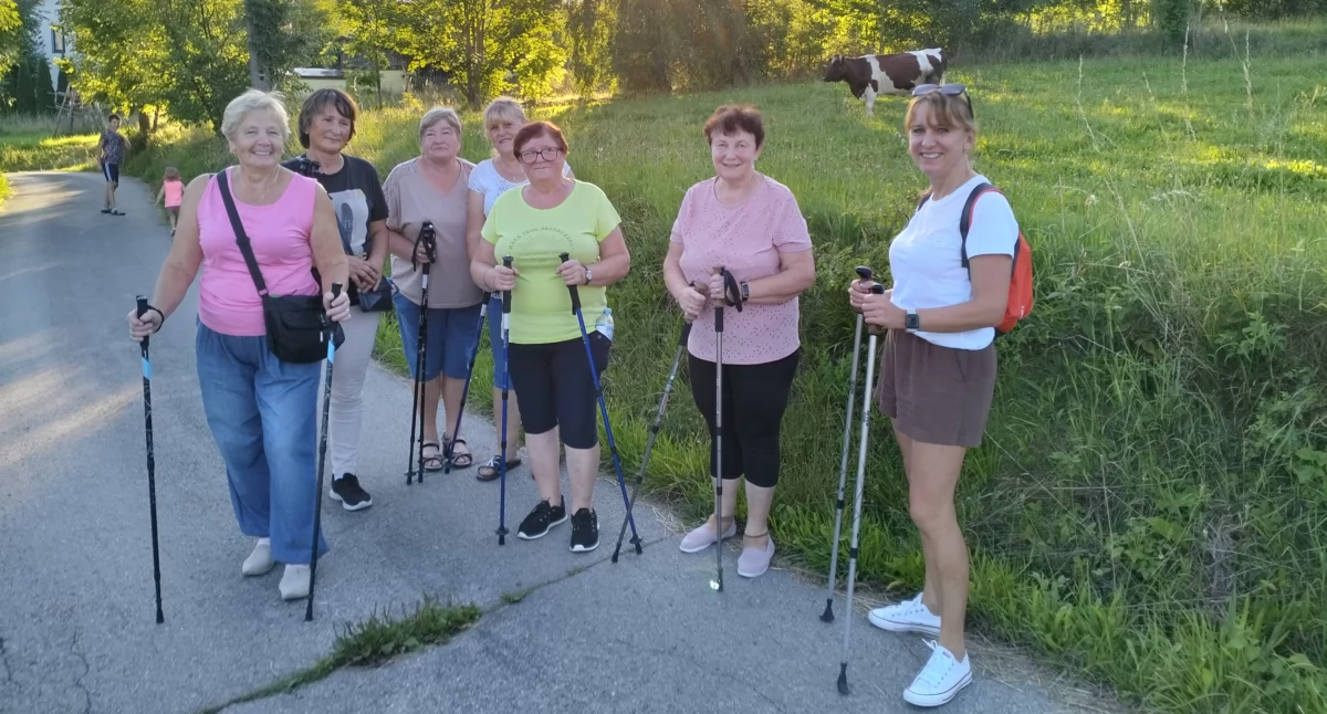 Krok po zdrowie – nordic walking seniorów z Bieńkówki