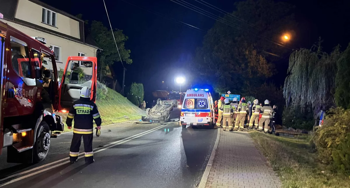 (AKTUALIZACJA) Dachowanie auta w Zawoi – jedna osoba poszkodowana