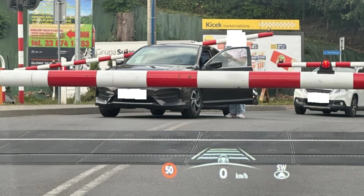 Stanęła samochodem pod rogatkami i czekała