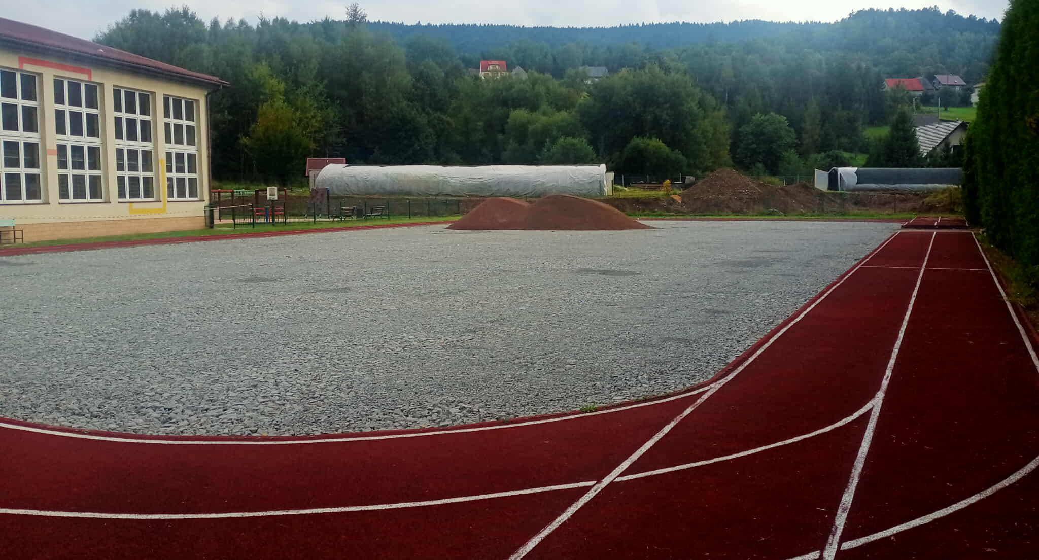 Trwa przebudowa boiska przy Szkole Podstawowej nr 2 w Budzowie