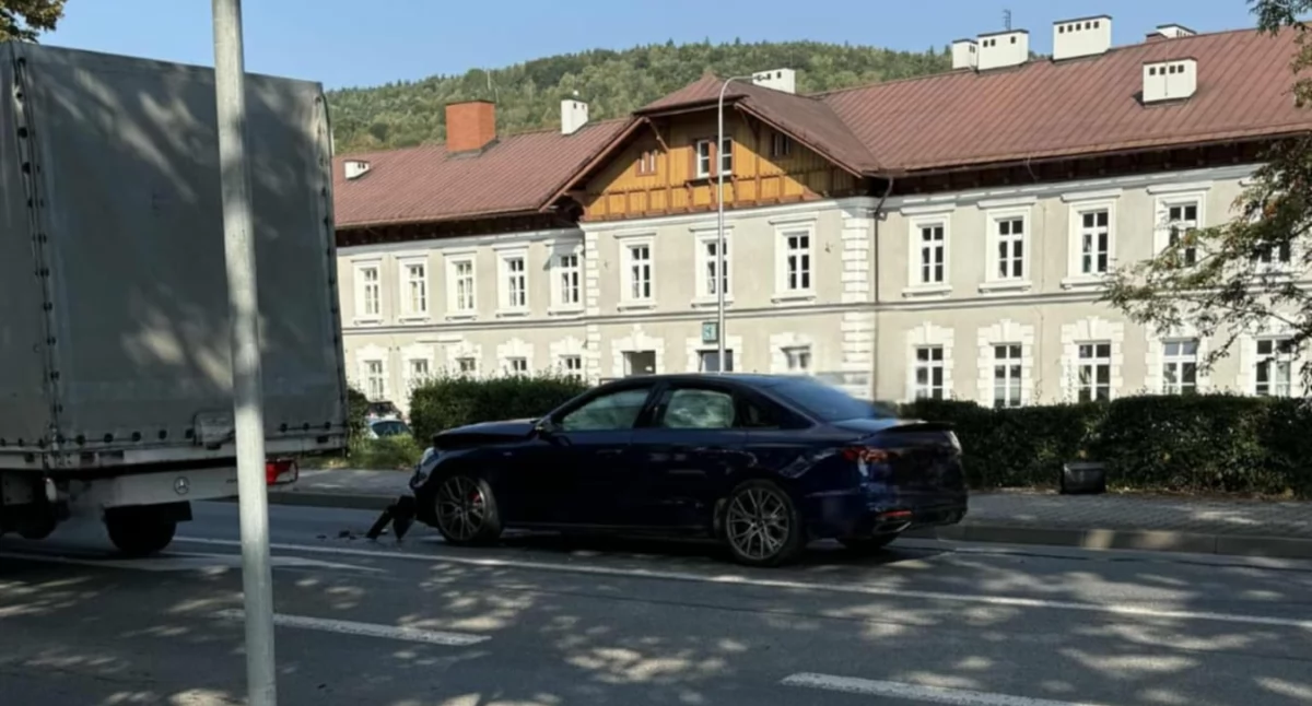 (AKTUALIZACJA) Zdarzenie drogowe w rejonie dworca PKP w Suchej Beskidzkiej