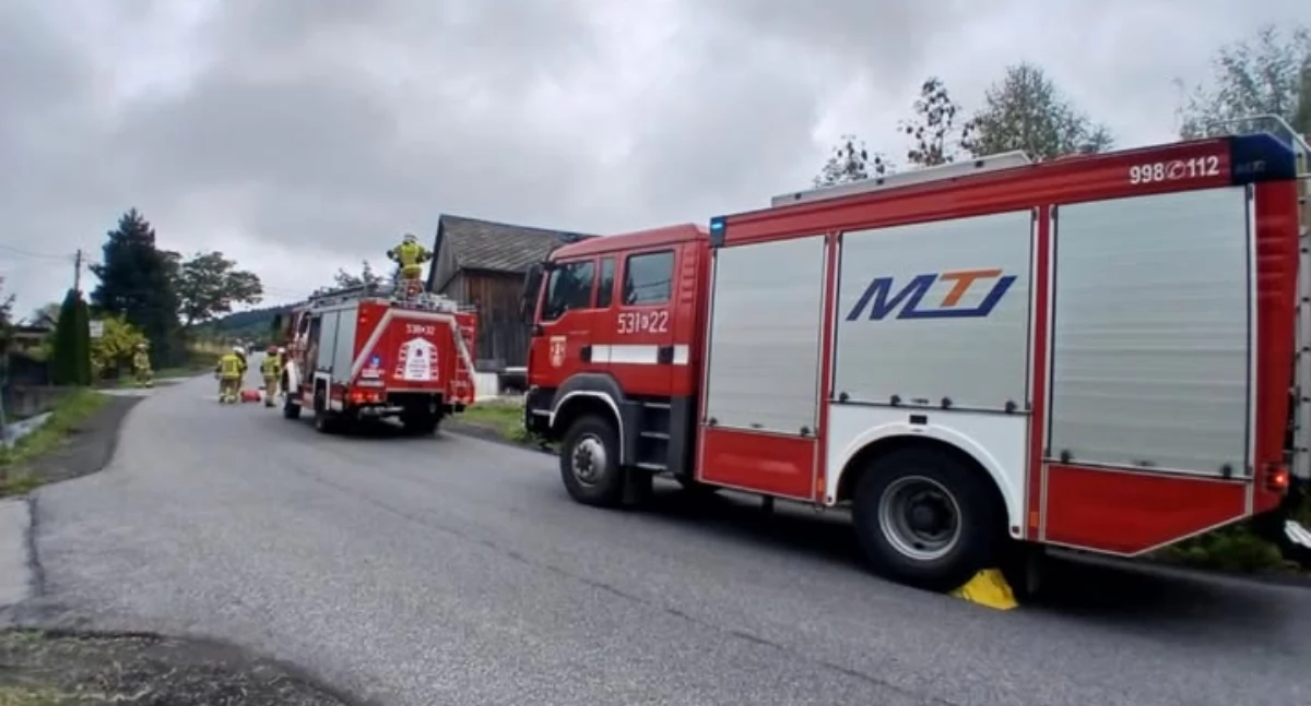 Plama oleju na jezdni w Żarnówce. Strażacy w akcji, utrudnienia w ruchu
