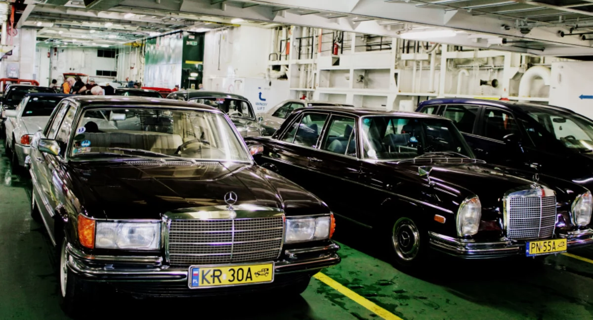 Zabytkowe mercedesy na dziedzińcu Zamku Suskiego