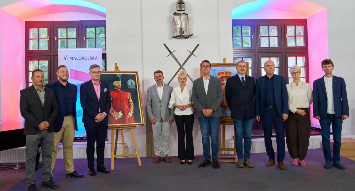 „Przy muzyce o sztuce” – wernisaż Mirosława Szumerowskiego w Zamku Suskim (wideo)   