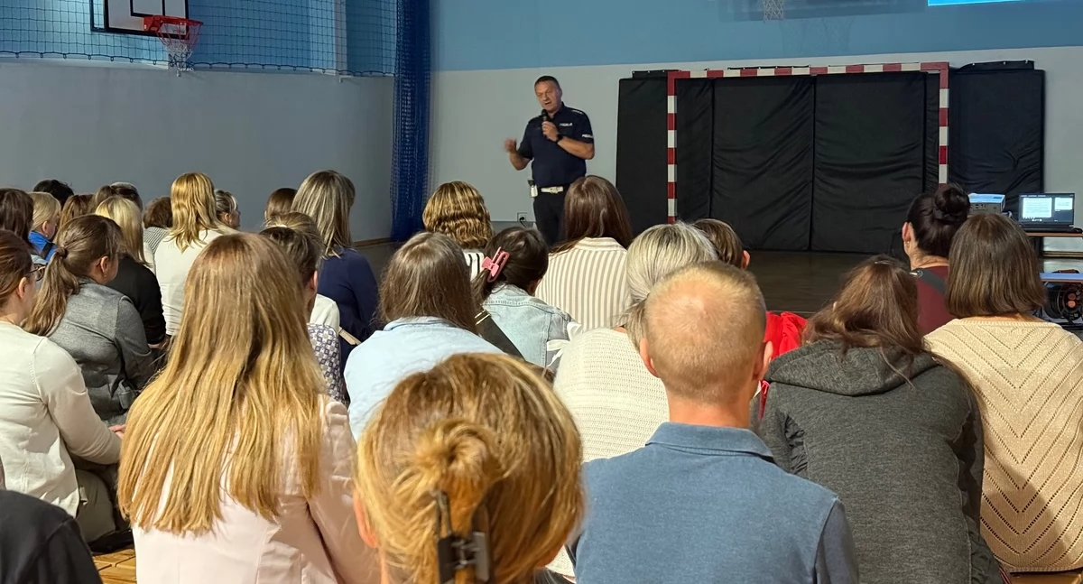 Spotkanie profilaktyczne policjantów z rodzicami w Grzechyni