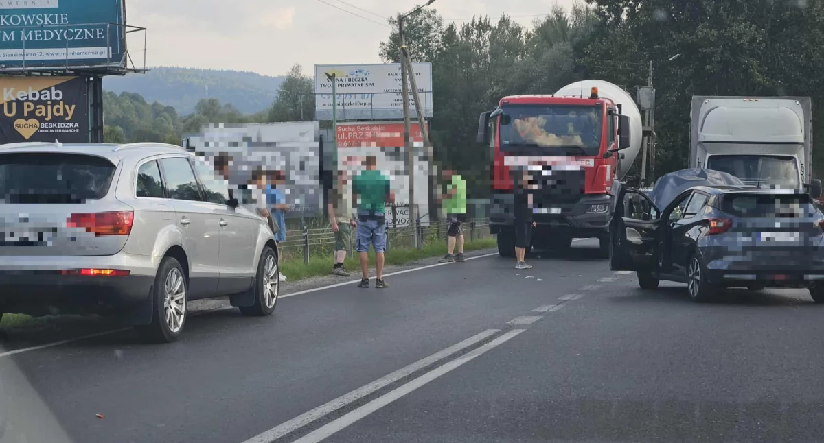 Kolizja na skrzyżowaniu w Suchej Beskidzkiej – utrudnienia w ruchu