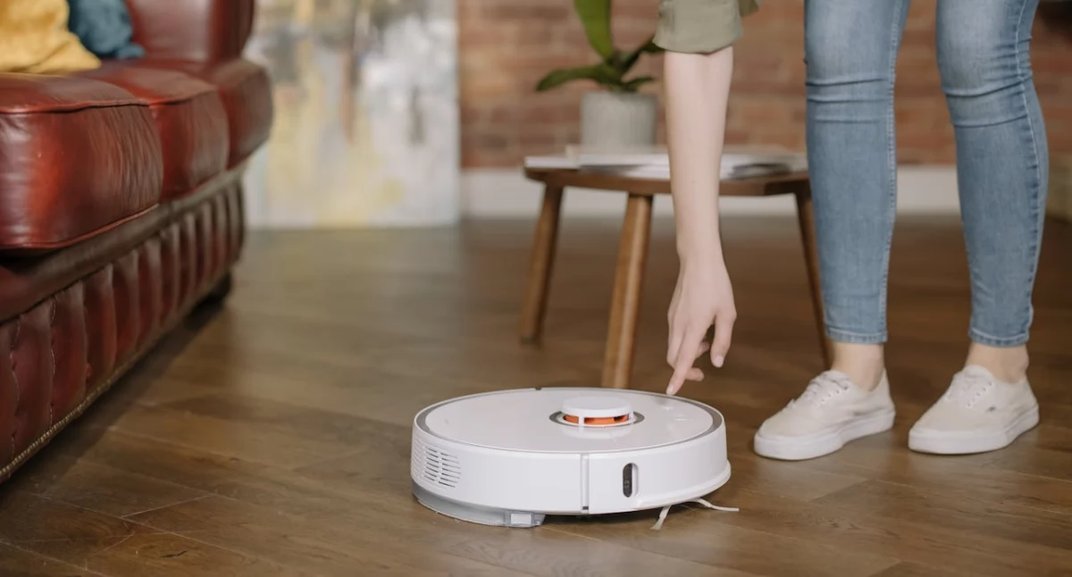 Jak działają roboty sprzątające i kiedy warto je kupić?