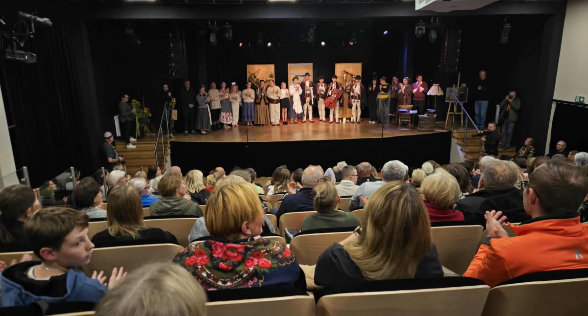 Premiera spektaklu „Pod Sokolicom” w Zawoi – sala wypełniona po brzegi! (wideo)