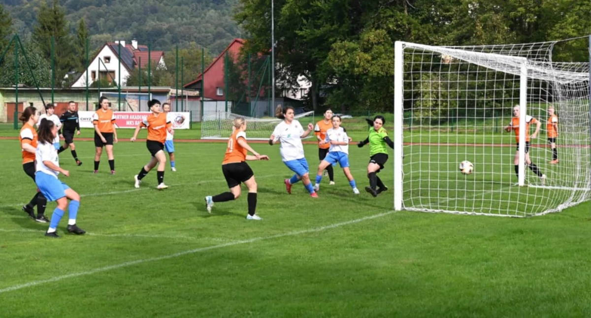 IV-LIGA: Piłkarki Babiej Góry miały rywalki na widelcu
