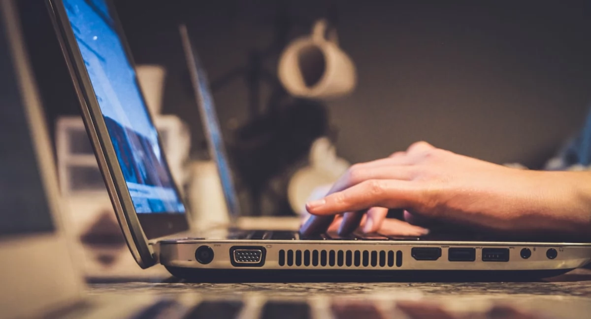 SEO vs Google Ads – co lepsze dla małego sklepu internetowego?