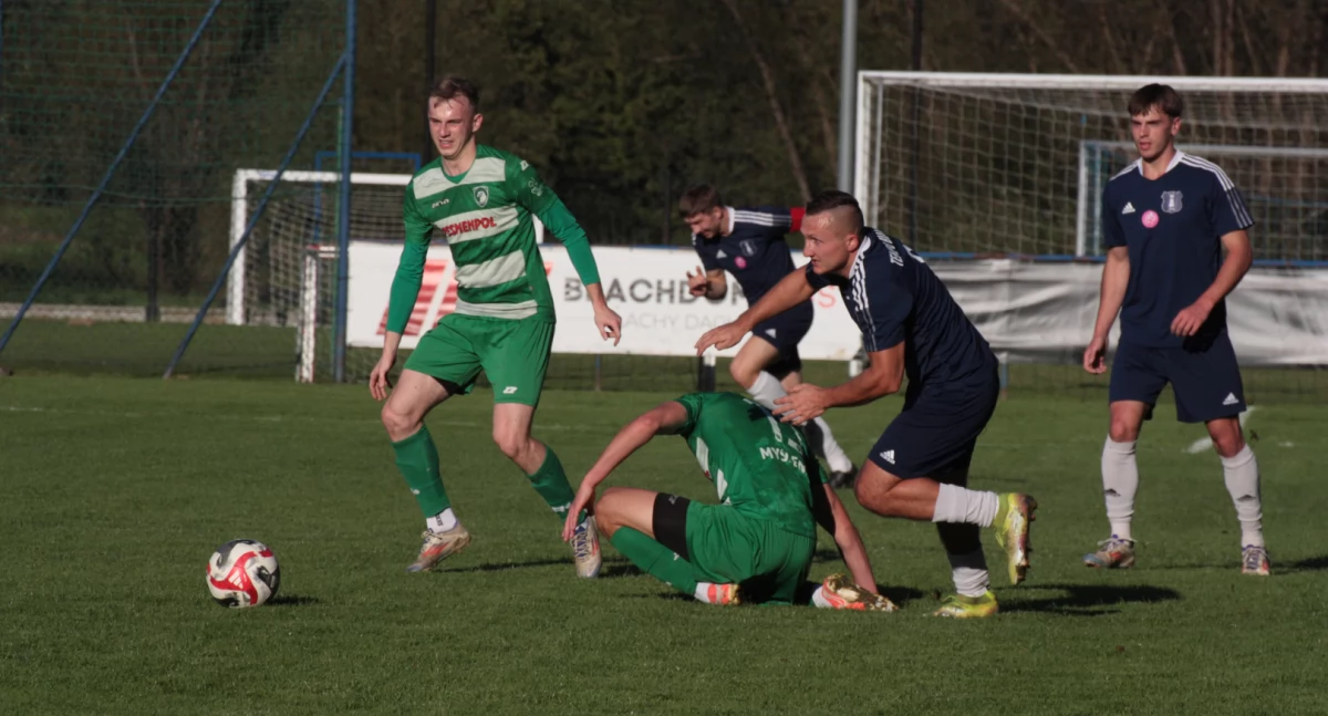 Piłkarski weekend: Okręgówka bierze wszystko, czyli hit będzie gonił hit! Podwójne derby, debiut Pawła Wnętrzaka. Hit rundy też z udziałem Bystrej w Kalwarii