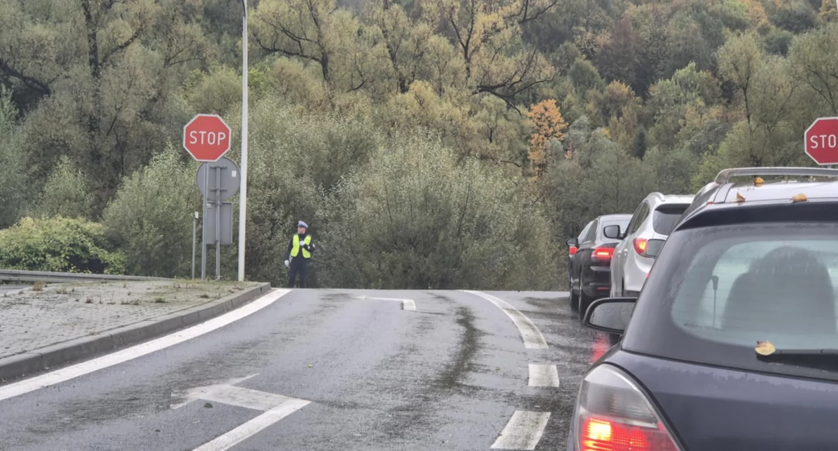 Ręczne sterowanie ruchem odpowiedzią na korki w mieście    