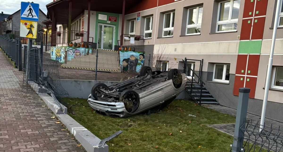 Nocny rajd zakończony dachowaniem. Kierowca bmw wpadł do szkolnego ogródka