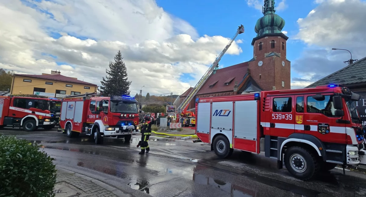 Syreny w Zembrzycach. Wielkie manewry strażackie przy kościele parafialnym