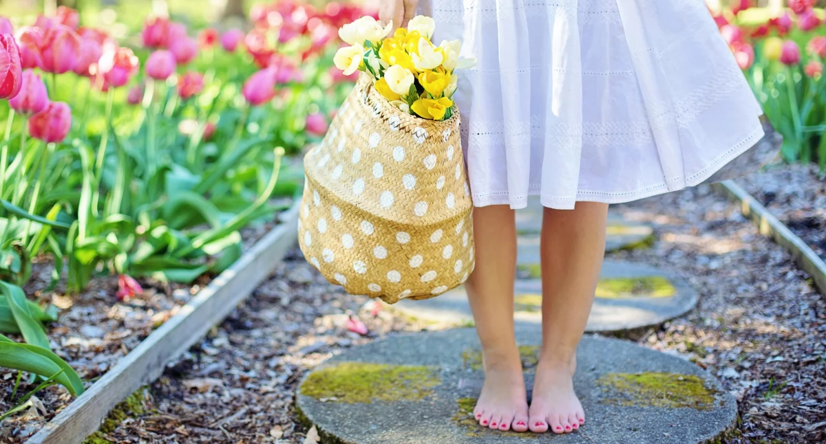 Naturalna elegancja – jak stylizować lnianą sukienkę na co dzień i do pracy