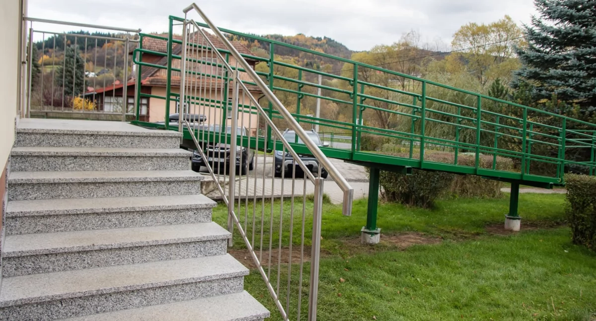 Nowe schody przy ośrodkach zdrowia w Osielcu i Łętowni
