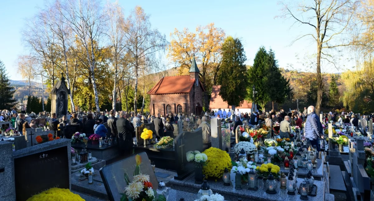 1 listopada – Uroczystość Wszystkich Świętych, 2 listopada – Dzień Zaduszny