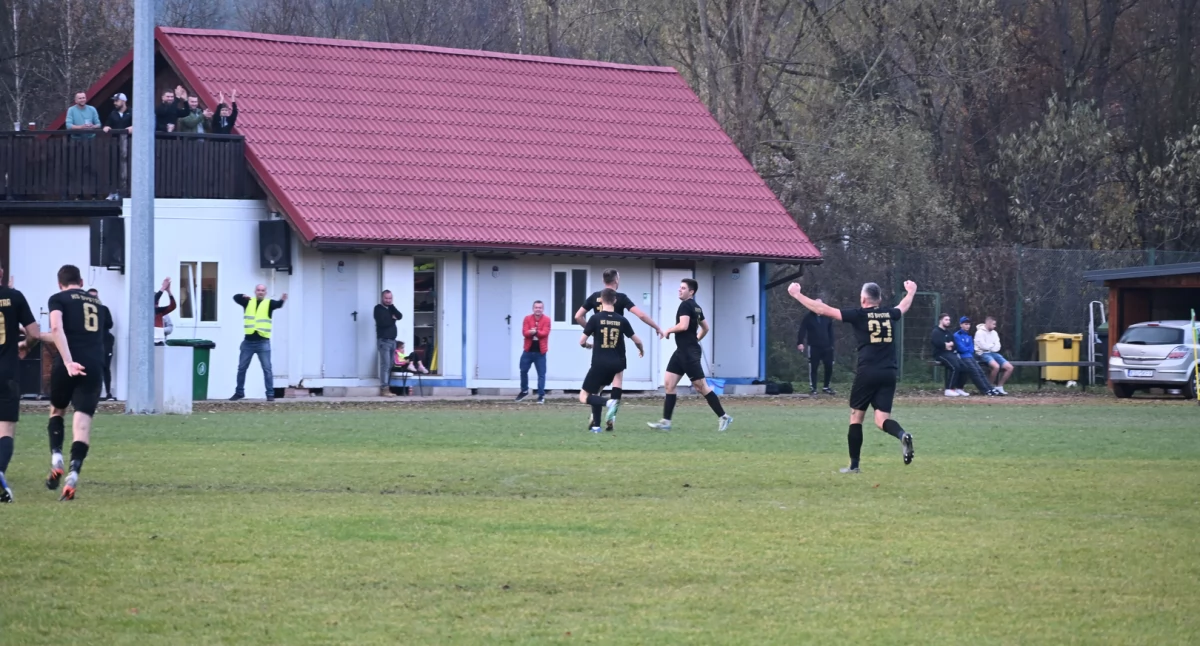A-KLASA SUSKA: Bystra ogrywa Tempo, rezerwowi na medal, skandal z rzutem karnym w Zembrzycach, wstyd w Sidzinie, Strzelec wyjaśnia Chełm, lot w otchłań Gromu, Huragan się nie popisał