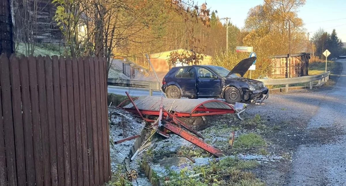 Staranowany przystanek i bariera 