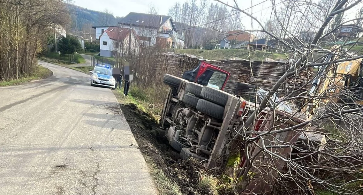 Nieszczęścia chodzą parami. Ciężarówka i koparka w rowie 