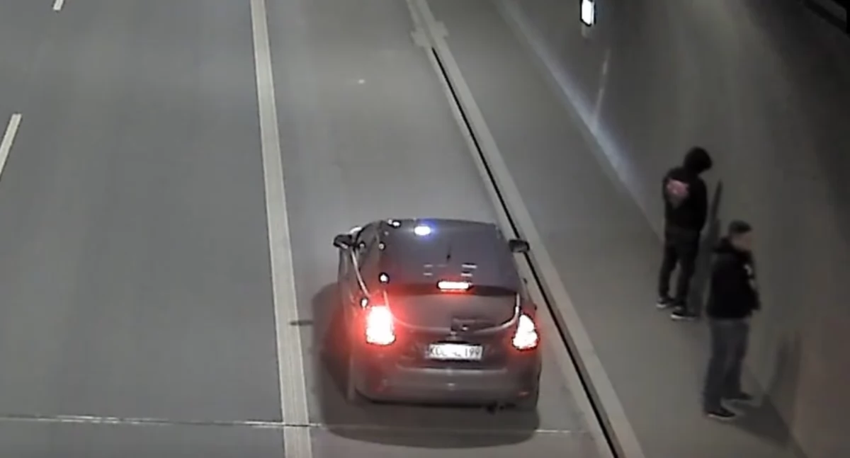 Zatrzymali się w tunelu S7, by… zrobić to pod ścianą (video)