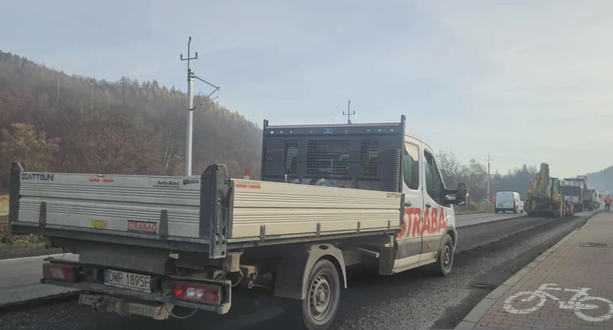Utrudnienia drogowe na DW 946 w Stryszawie i Suchej Beskidzkiej – ruszają prace bitumiczne