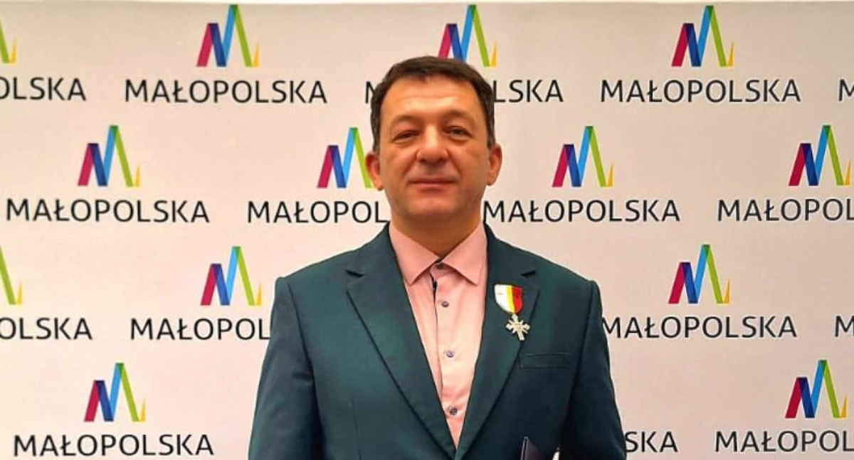 Dariusz Knapczyk z honorową odznaką Srebrnego Krzyża Małopolski