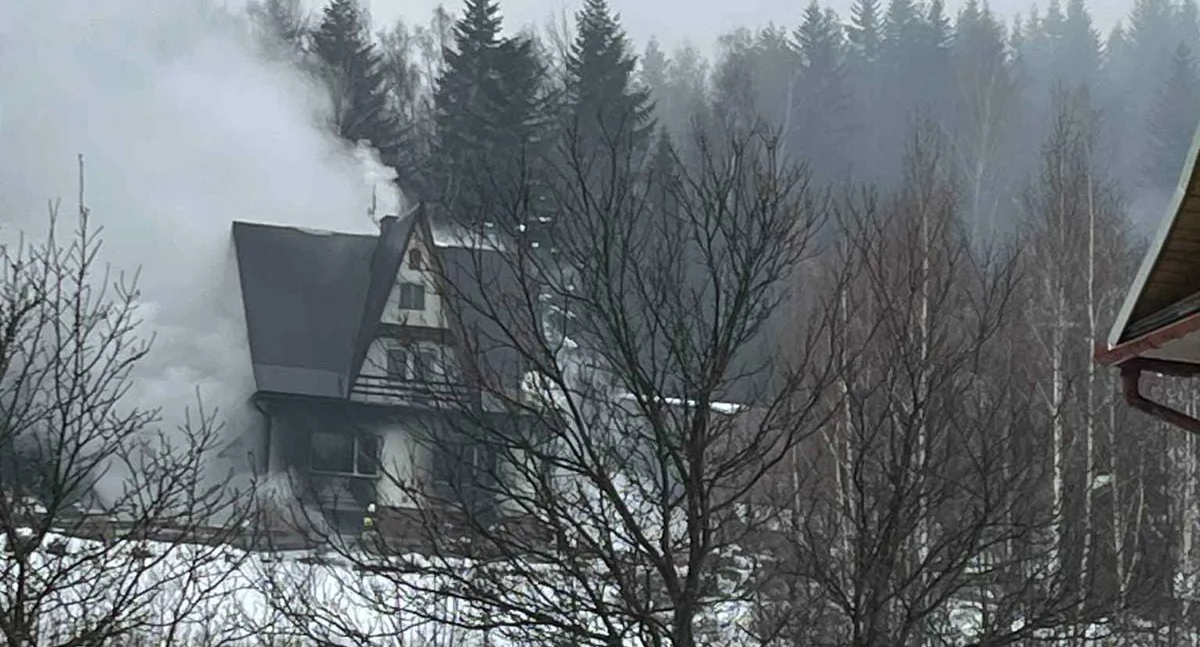 Pożar budynku w Zawoi w trudnych warunkach terenowych