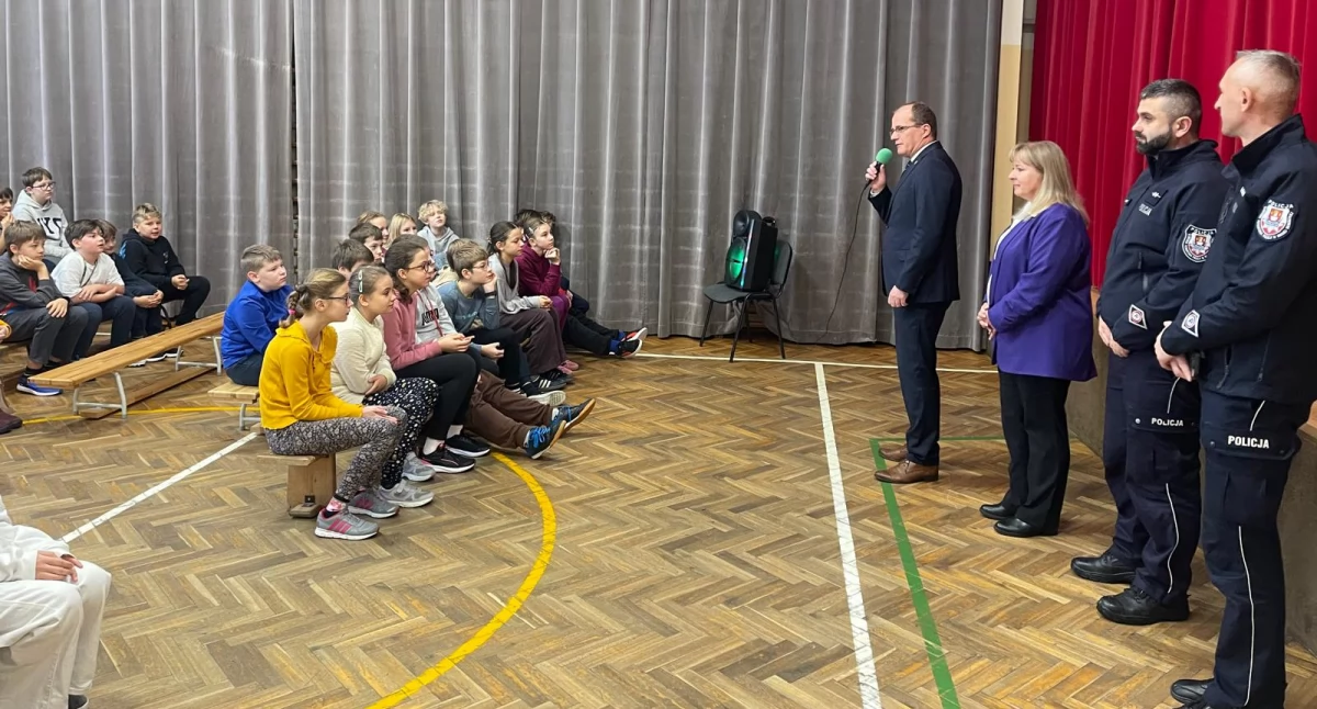 Zajęcia edukacyjne o bezpieczeństwie na drodze w Szkole Podstawowej nr 1 w Suchej Beskidzkiej