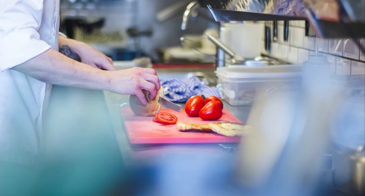 Nóż szefa kuchni czy mandolina do warzyw – co wygrywa w restauracji?