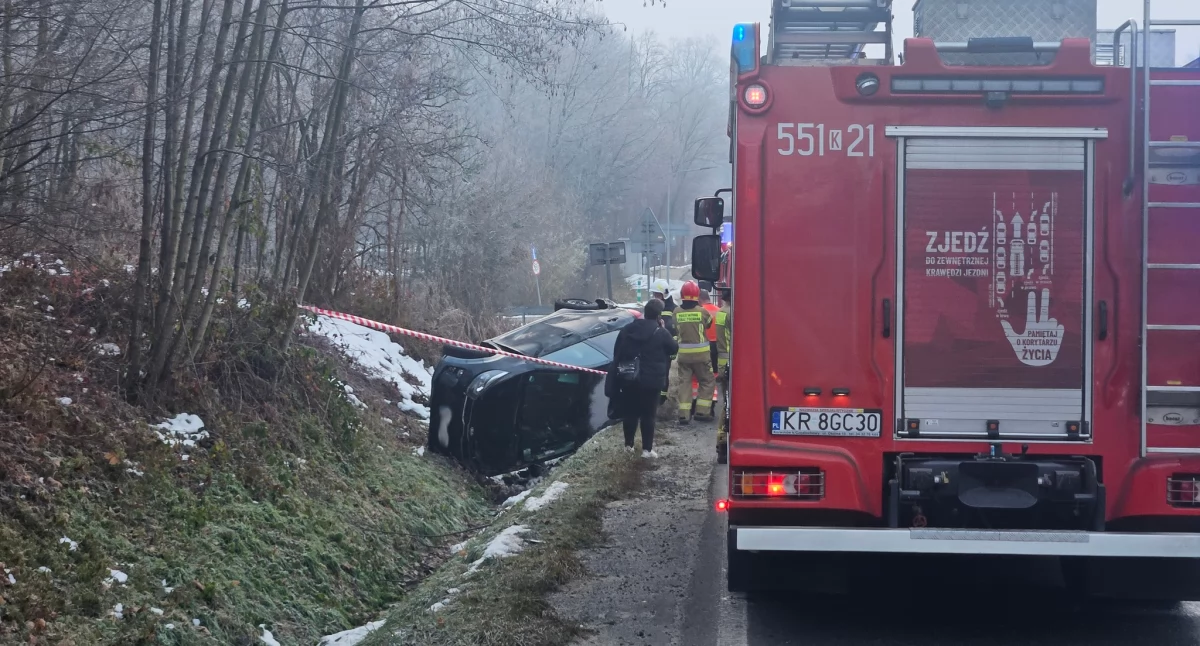 Poranne utrudnienia na DK28. Samochód dachował w Jaszczurowej