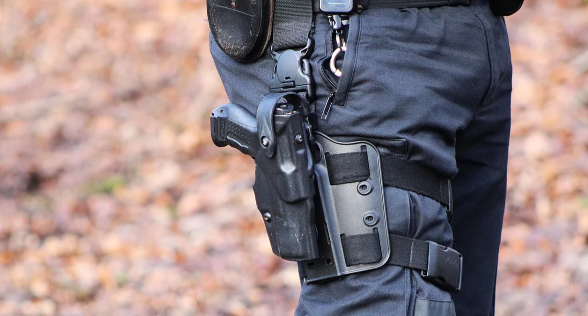 Alarm BRAVO i uzbrojone patrole: jak jest naprawdę? Wyjaśniamy