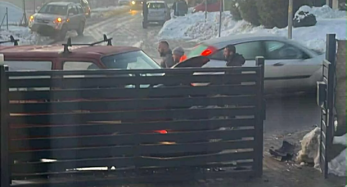 Kraksa w Pewelce. Trzy auta uszkodzone 
