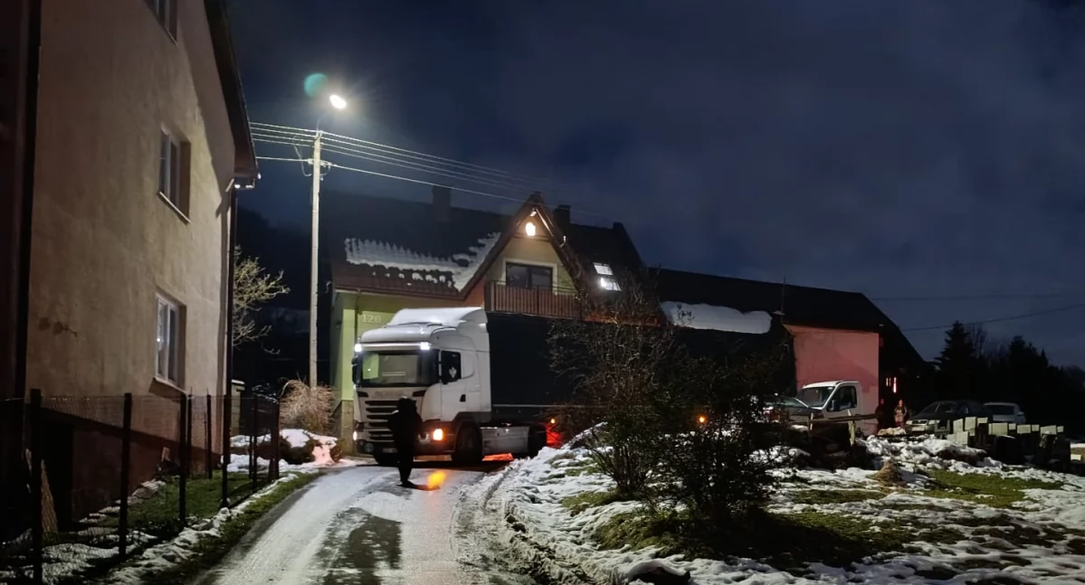 Ciężarówka utknęła na Błądzonce 