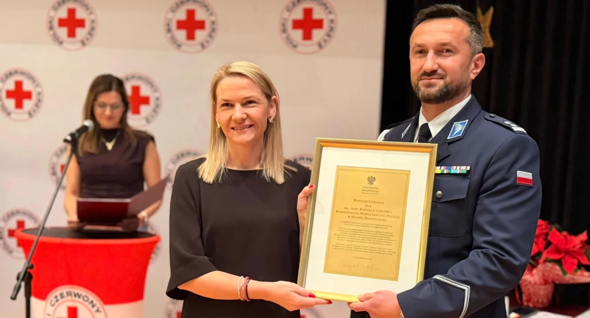 Komendant Policji z Suchej Beskidzkiej wyróżniony podczas Małopolskiej Gali PCK