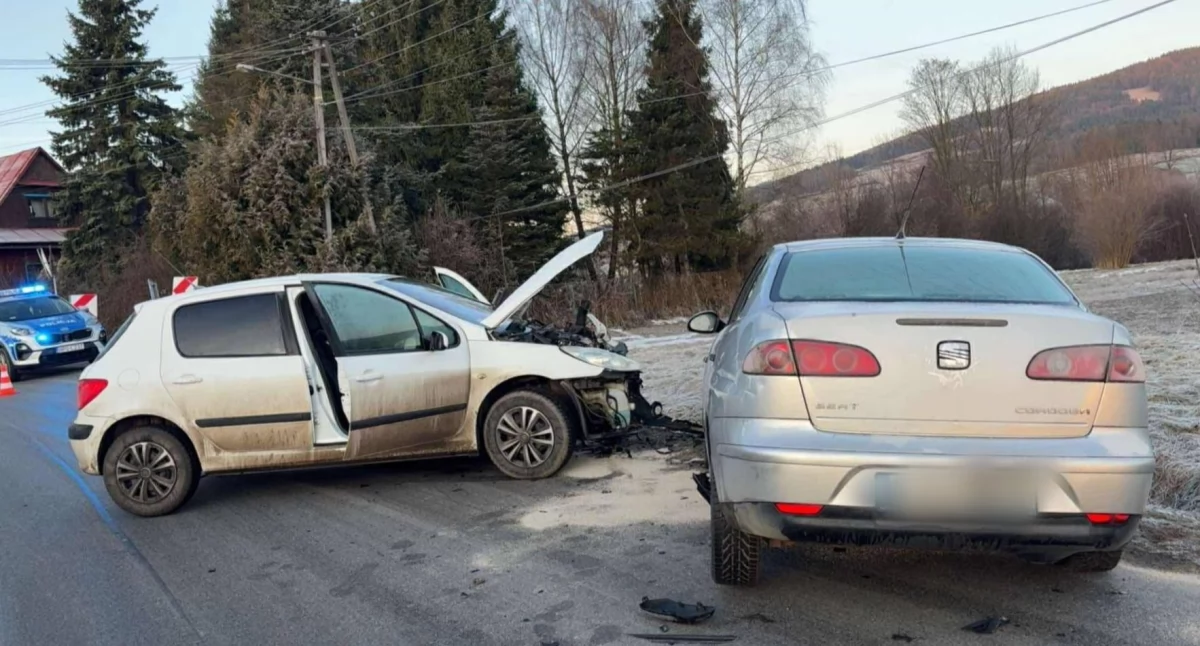 Wypadek na drodze powiatowej w Łętowni. Trzy osoby trafiły do szpitala