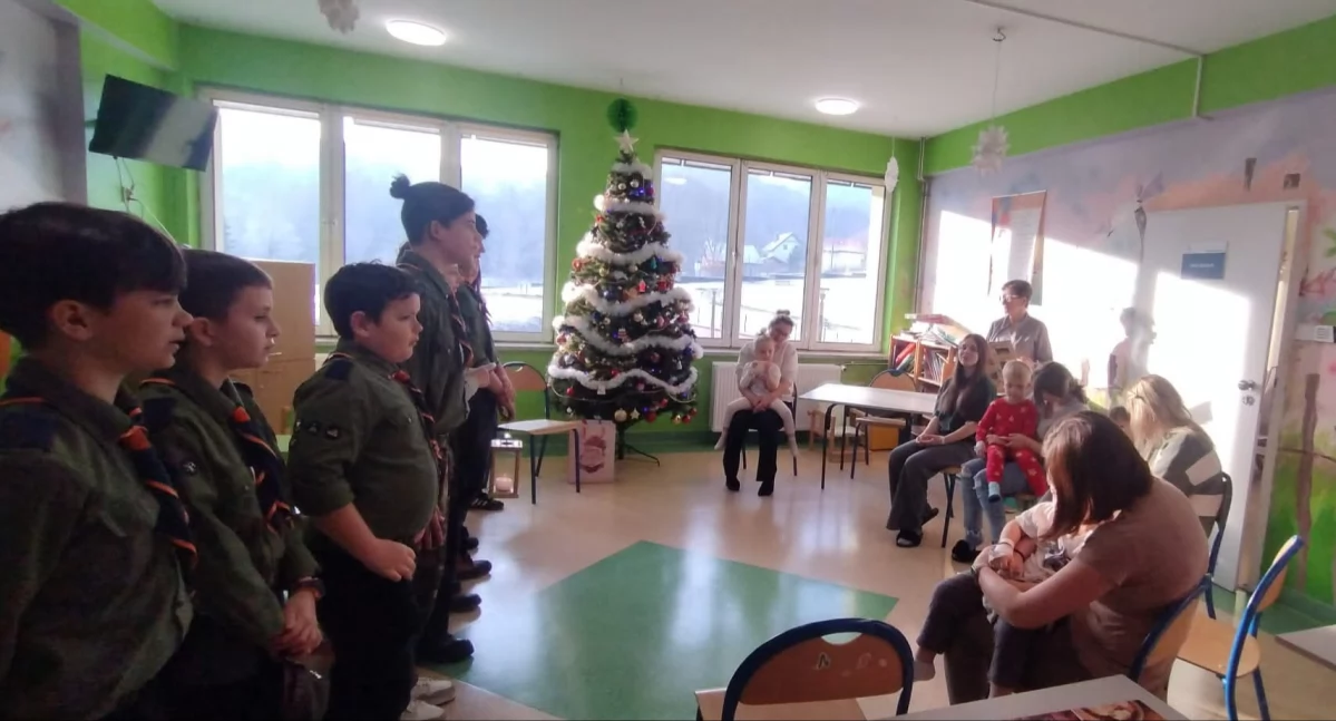 Betlejemskie Światło Pokoju na oddziale pediatrycznym w Suchej Beskidzkiej