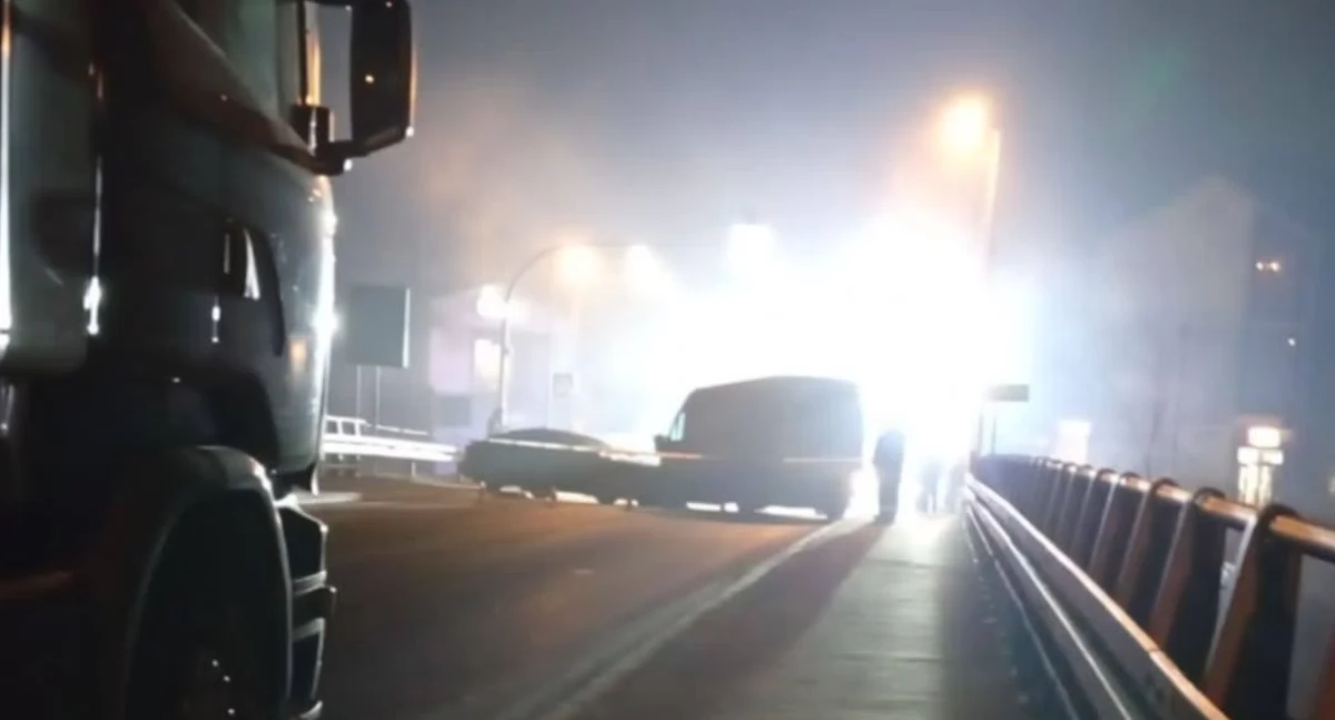 Budzów. Czołowe zderzenie Toyoty z Audi. Dzieci trafiły do szpitala, droga zablokowana