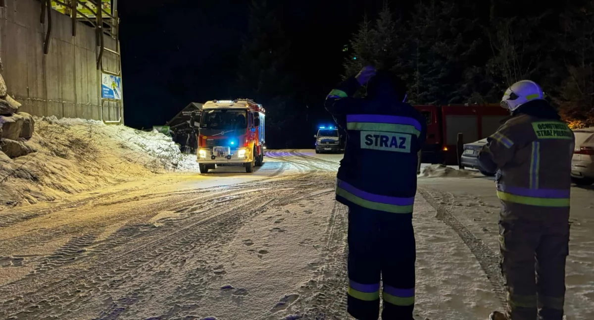 Dramatyczne minuty... nad stokiem. 75 narciarzy uwięzionych na wyciągu