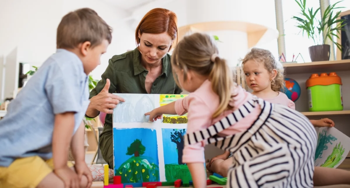 Dwa światy pracy w opiece. Opiekun osób starszych czy opiekun w żłobku?