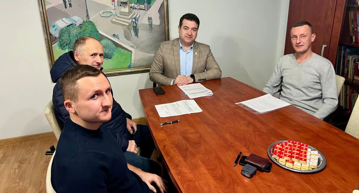Sport, seniorzy, transport. Pakiet nowych umów w Makowie Podhalańskim