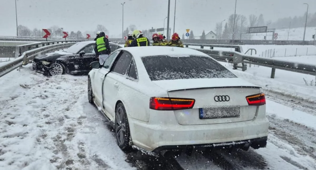Wypadek przed wjazdem do tunelu w Naprawie 