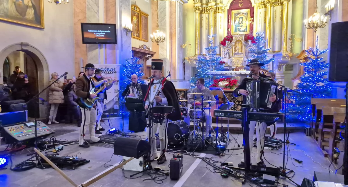 Tak kolęduje się w Makowie. „Ogórki” na żywo