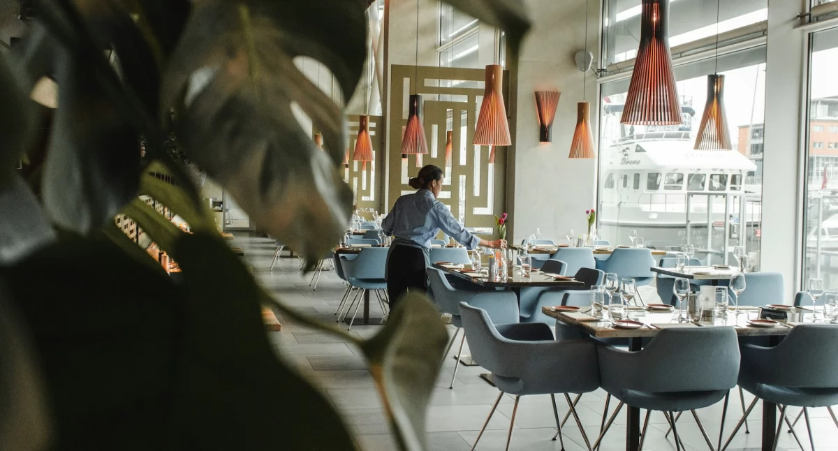 Jak dopasować meble do wystroju restauracji?