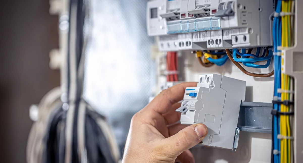 Kurs na uprawnienia SMEP G1 dla elektryków – co obejmuje program i dla kogo jest przeznaczony