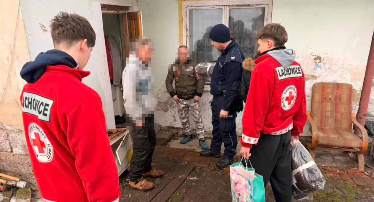 Razem przeciw zimnu i samotności. Policja, PCK i GOPS wspierają potrzebujących