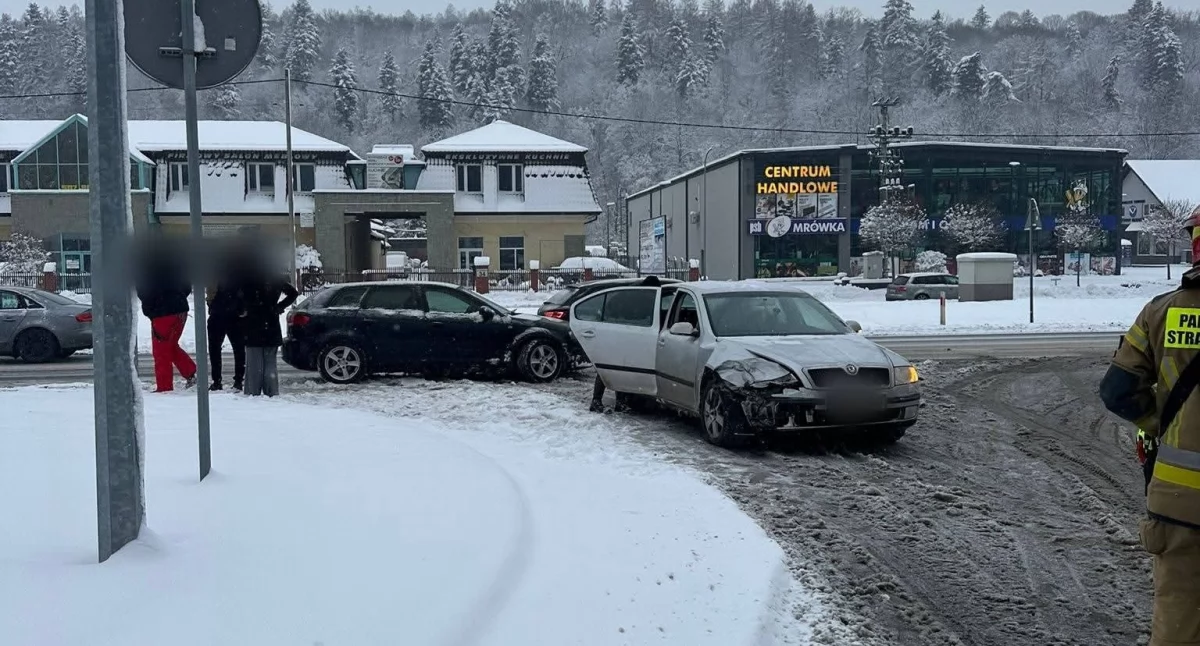 Niebezpieczne zdarzenia na DK28 w Suchej Beskidzkiej. 