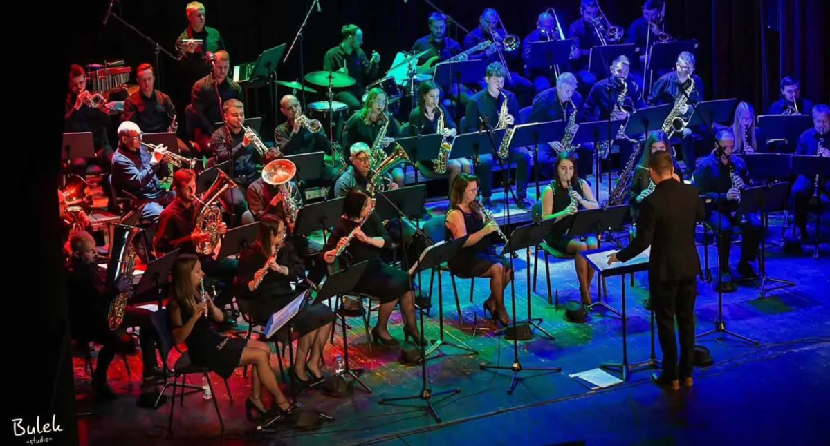 Muzyczny wehikuł czasu w Wadowicach. Orkiestra Miasta Oświęcim zaprasza na koncert