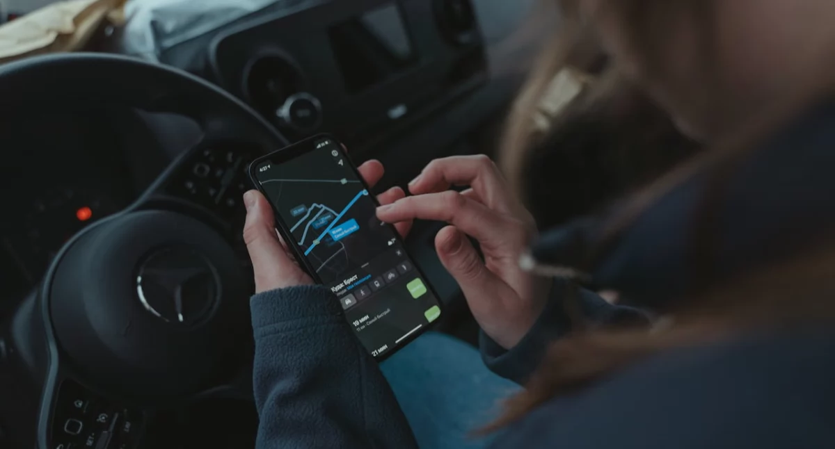Zarządzanie flotą w czasie rzeczywistym – jak monitoring GPS pomaga w codziennej pracy?